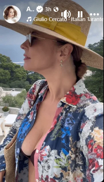 Andreea Marin a făcut furori în Capri! Apariție rară în costum de baie, după ce a slăbit spectaculos
