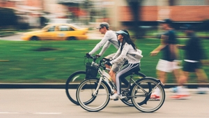Despăgubire uriașă pentru un biciclist care s-a accidentat grav din cauza unei gropi nesemnalizate. Câți bani trebuie să-i dea Administrația Străzilor din București