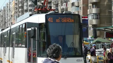 N-o sa-ti vina sa crezi cum s-a imbracat aceasta pensionara astazi in tramvaiul 41! Toti calatorii din Drumul Taberei au ras de ea