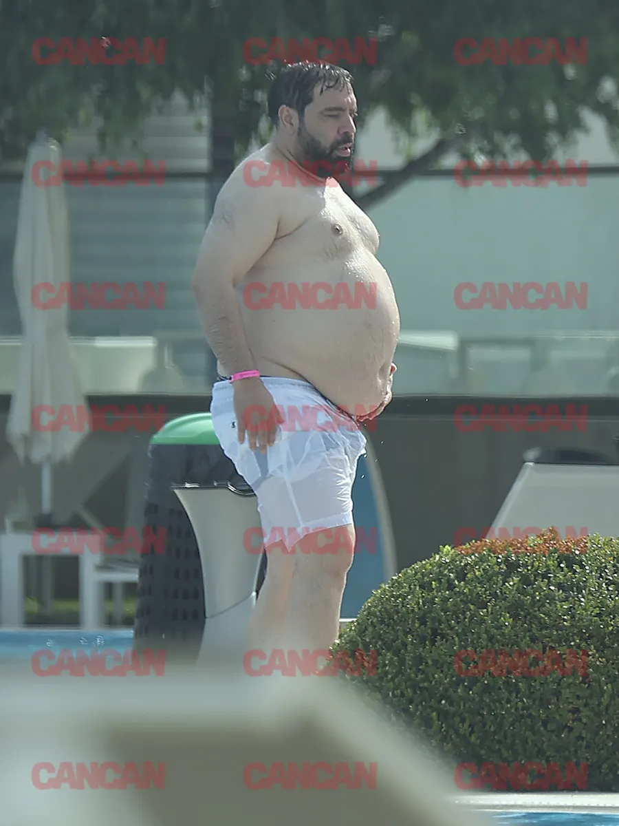 Florin Salam s-a plimbat pe marginea piscinei cu "ghiozdanul" la vedere Foto CANCAN.RO