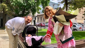 Emoții mari pentru Alessandra Stoicescu! Prezentatoarea TV și-a creștinat astăzi fetița. Cum s-a îmbrăcat nașa Gabriela Firea