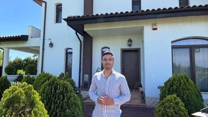 Cum arată curtea de vis a lui Valentin Sanfira! Imagini spectaculoase din „paradisul” artistului