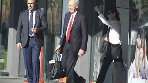 VIDEO EXCLUSIV. Breşă în dispozitivul de securitate al nr. 1 american în România. Ce făceau pe trotuar gărzile de corp ale Ambasadorului SUA în timp ce ”obiectivul” şi soţia se aflau singurei într-un…