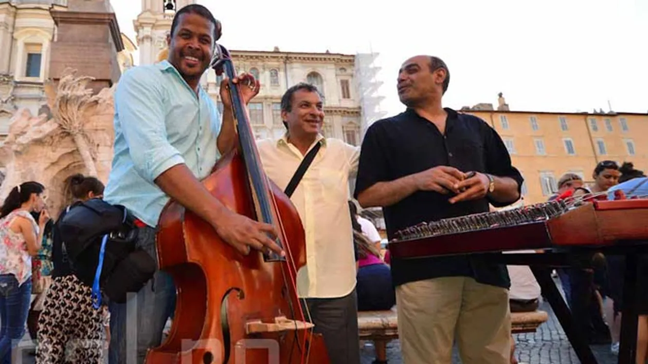 Imaginea care iti va schimba parerea despre Cabral! Uite cum canta la contrabas pe strazile din Roma pentru a 'castiga' un ban!