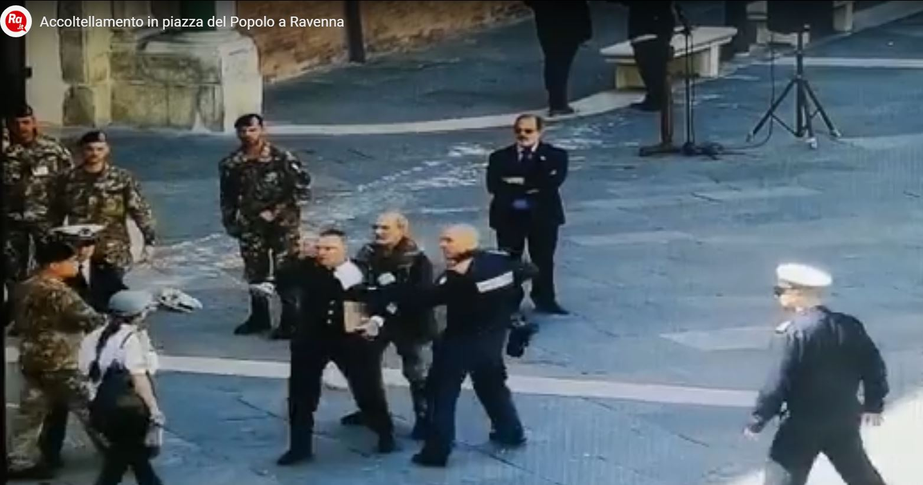 Imagini terifiante! O româncă înjunghie un ofițer italian cu un cuțit, în plină stradă + Mesajul uluitor al femeii pe Facebook VIDEO