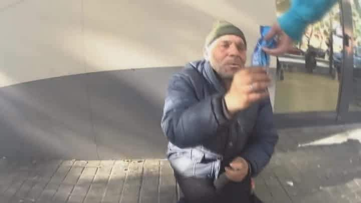 Un cerşetor român din Barcelona, umilit de un vlogger care i-a oferit biscuiţi umpluţi, după ce le-a înlocuit crema: „L-am ajutat să se spele”. Ce pedeapsă riscă starul YouTube