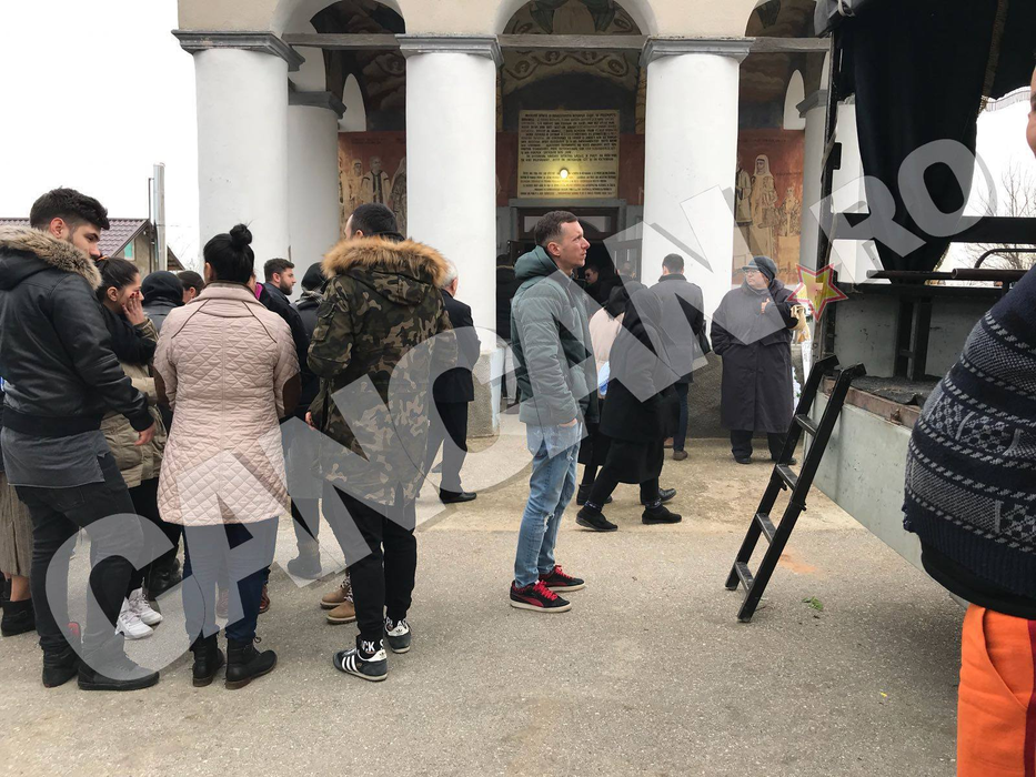 Rudele s-au strâns în faţa bisericii unde are loc slujba de înmormântare