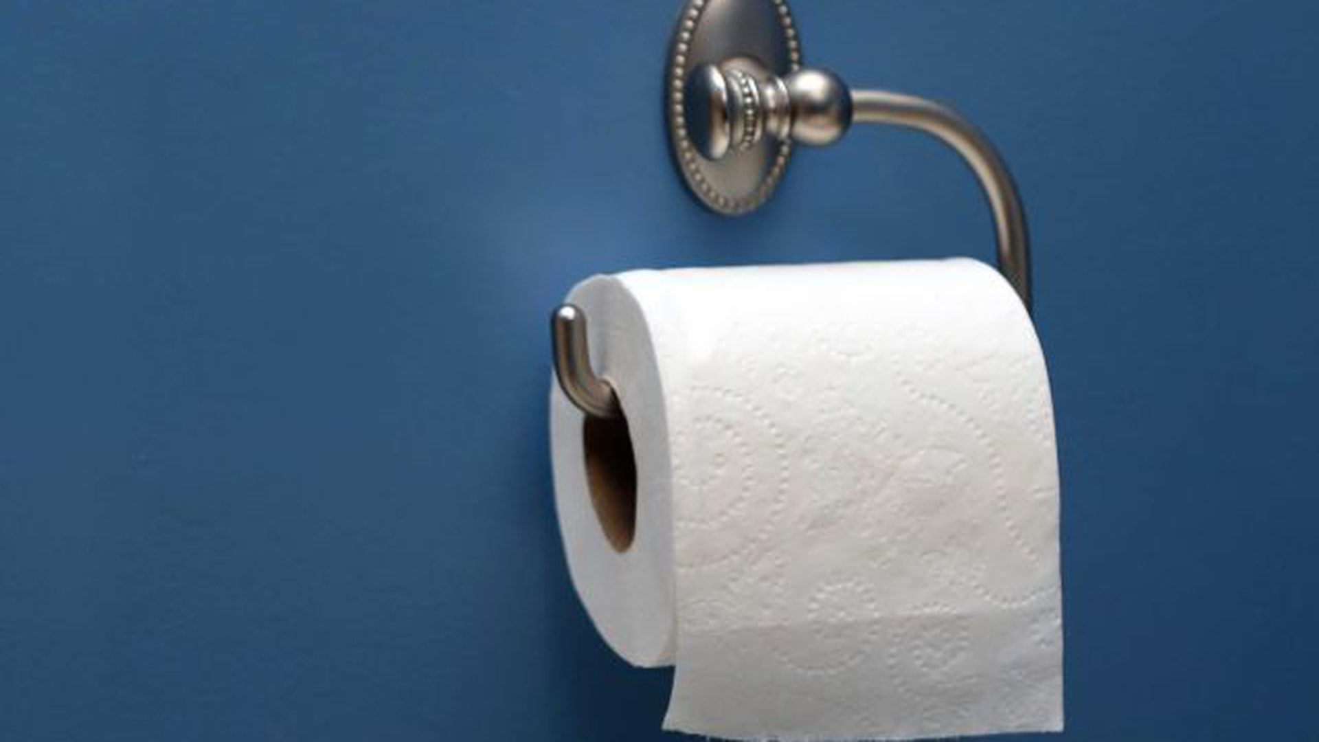 Felul în care pui hârtia igienică în suport spune multe despre tine!