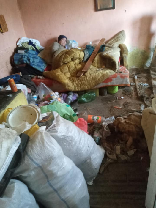 Condițiile horror în care trăiește o bătrână din Huși, în plină pandemie de coranavirus: „Nu vrea bani, doar…”. FOTO