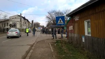  Un şofer din Suceava a intrat cu maşina în cinci copii care se aflau în staţia de autobuz! Care e starea minorilor