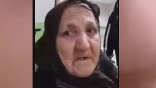 Această bătrână a fost lăsată să aştepte ore-n şir pe holurile unui spital şi a fost ignorată de medici. Imaginile au devenit virale