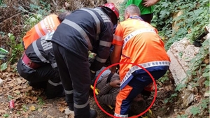 Imagini incredibile de la salvarea unui bărbat care a căzut într-un canal de irigații. Pompierii au intervenit imediat