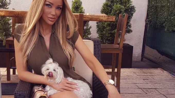 A vrut să o acopere cu geanta, dar i-a scăpat un detaliu! BIANCA DRĂGUŞANU, cu burtica de gravidă la vedere în maşină 