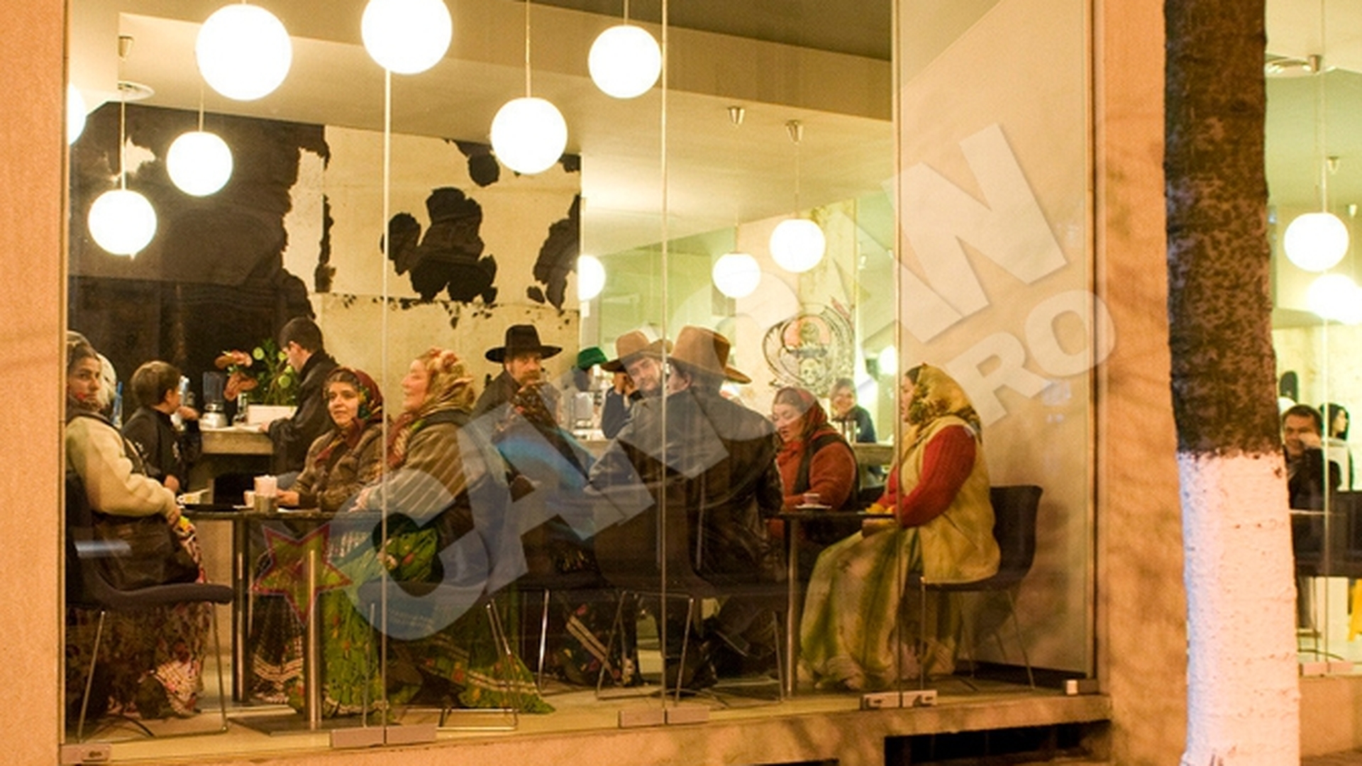 Lifestyle la minoritari! O familie de rromi a iesit in oras intr-un  local de fite! Vezi cum arata