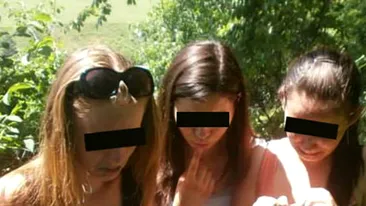 Trei pustoaice din Romania au ingrozit Facebook-ul! S-au pozat cu asta in mana si au incarcat imaginea pe Internet