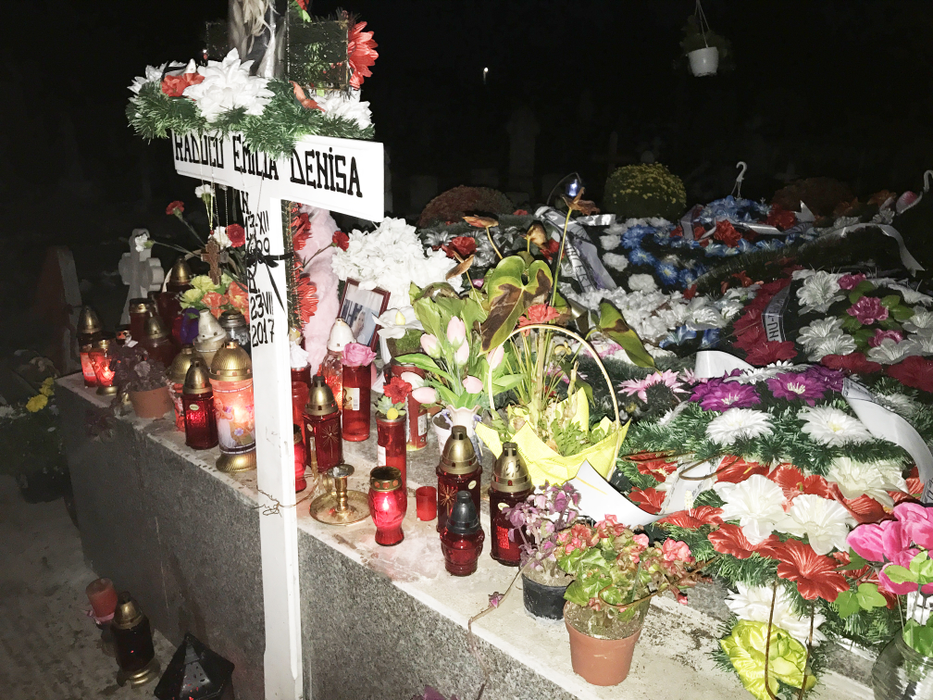 Mormântul Denisei este acoperit de flori şi daruri, chiar şi la două luni de când îndrăgita cântăreaţă s-a stins din viaţă