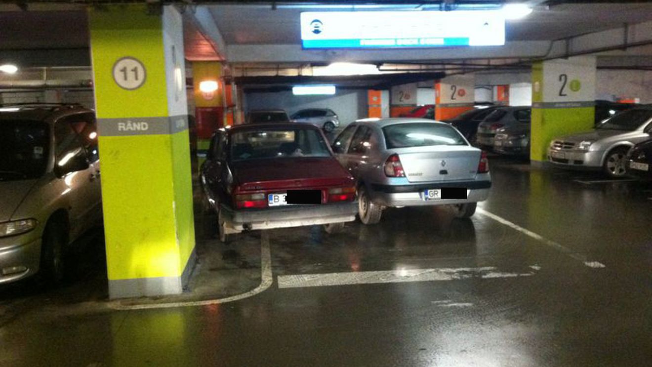 Românii au rupt mall-urile în două! Uite în ce hal au ajuns să-şi lase maşinile din cauza aglomeraţiei