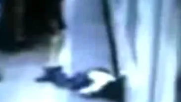 VIDEO HORROR! Mana unui barbat este zdrobita de metrou, in timpul unei altercatii