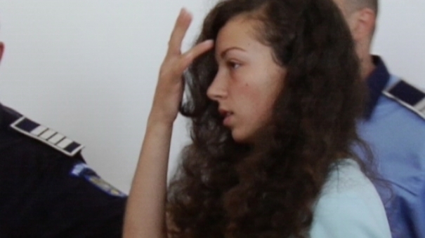 Studenta criminala coase goblenuri in inchisoare si sotul ei le vinde si toata banii in club cu femei!
