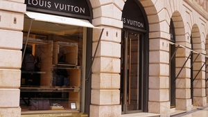 Suma este ireală! La ce preț se vinde o geantă Louis Vuitton cu găuri