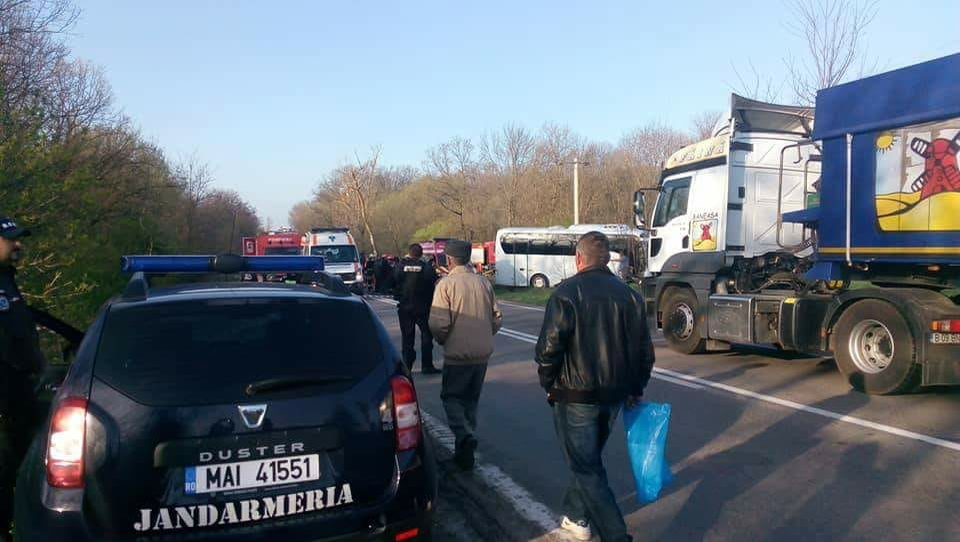 VIDEO. Accident grav în Teleorman! Un autoturism și un microbuz s-au ciocnit frontal: 12 victime. A fost activat planul roșu de intervenție