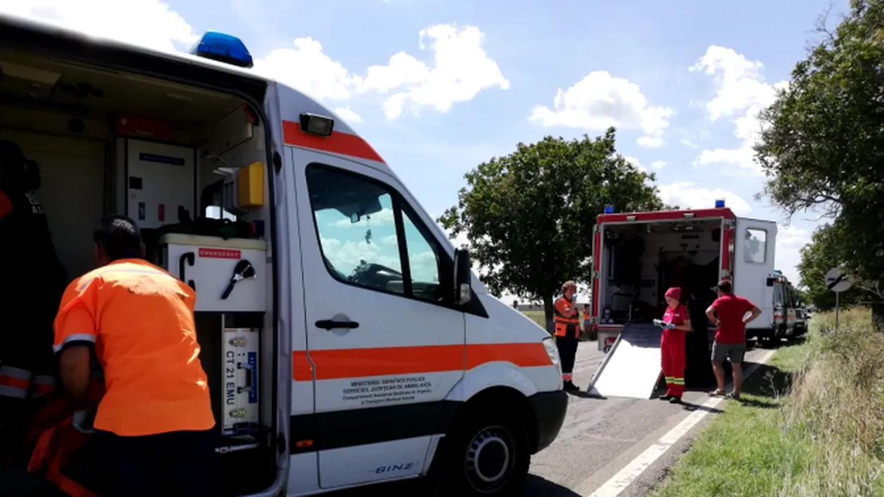 Un șofer a murit după ce a ajuns cu mașina pe contrasens și s-a izbit de un TIR, în Bacău