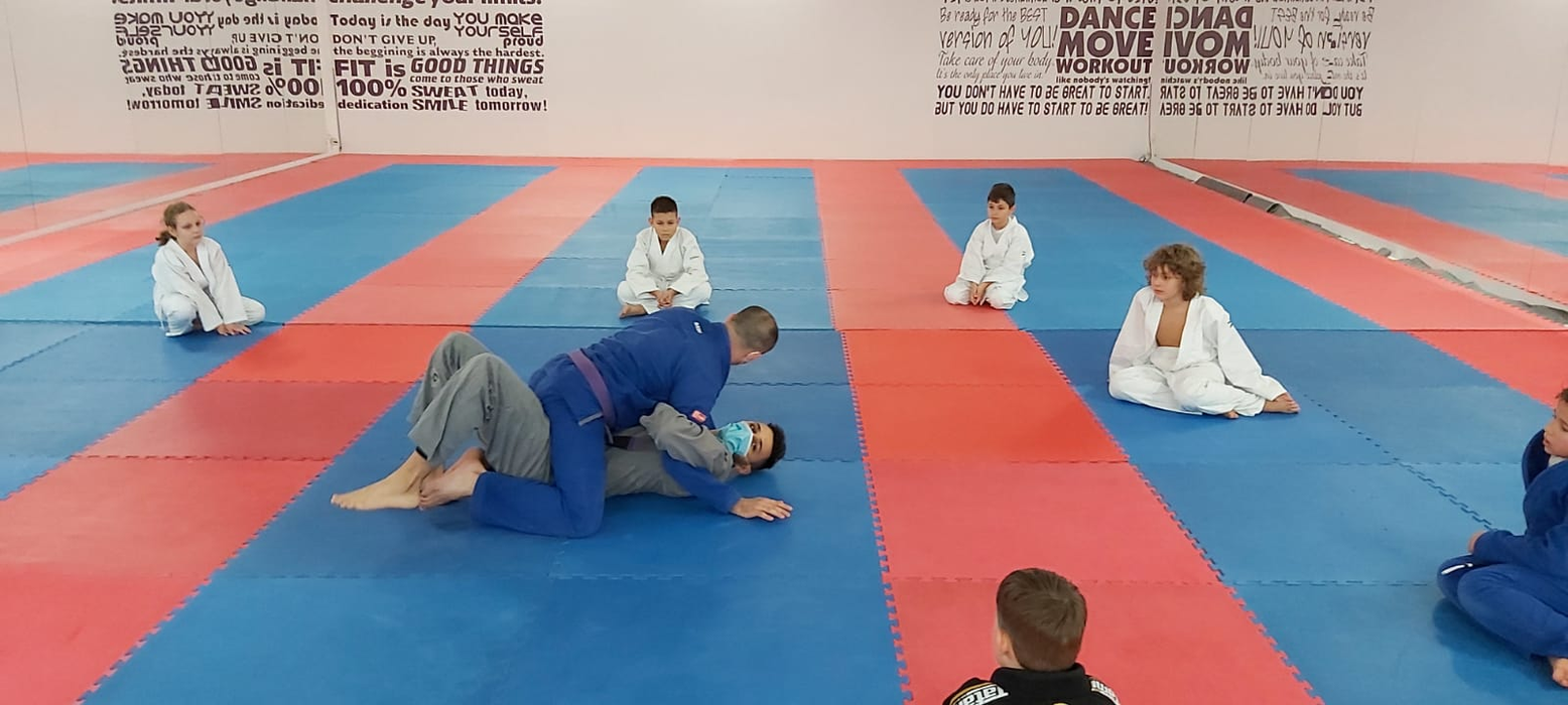 Polițistul Cătălin Ciobanu dă lecții de jiu-jitsu