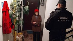 O bătrână din București a stat trei zile în fața ușii, după ce a pierdut cheile. Polițiștii au găsit-o flămândă și înghețată: „Sărmana femeie”