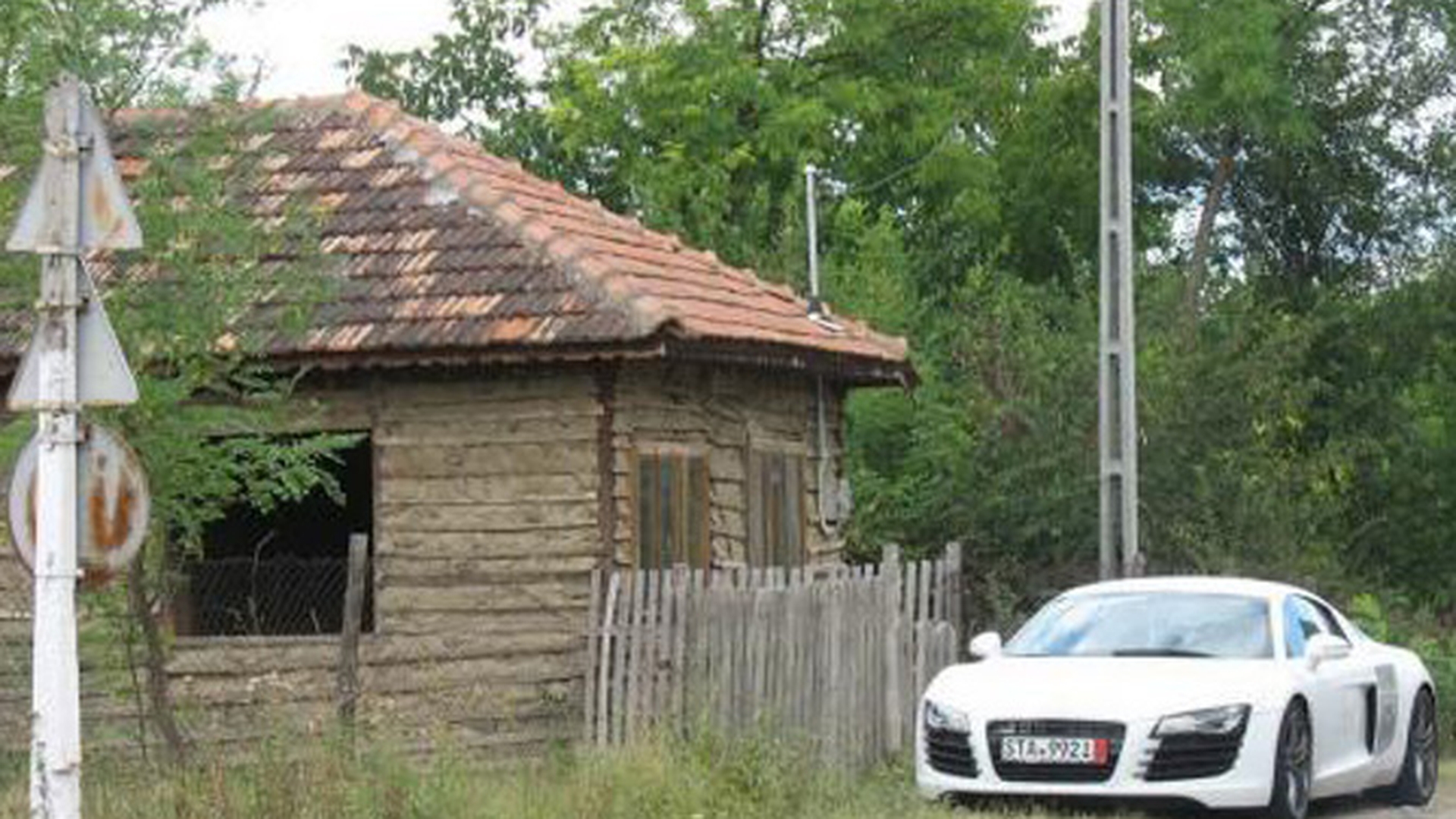 Imaginea de 100.000 de euro! Amaratul asta a plecat in Germania dintr-un catun din Moldova, cand s-a intors a parcat un Audi R8 in fata colibei - DEMENTIAL