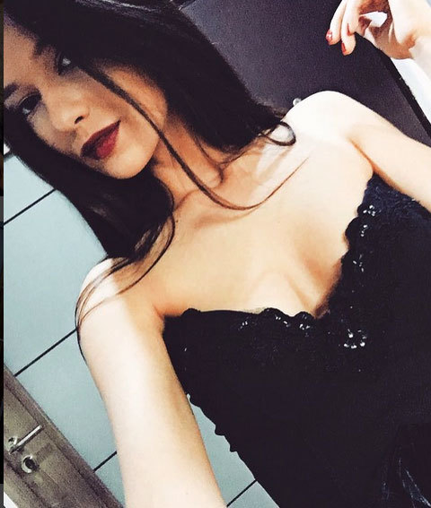 Iubita lui Cucu este o tânără fotomodel care adoră sejururile în străinătate