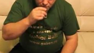 VIDEO Cel mai tare maramuresean de pe net! Te invata cum sa bei un pahar de tuica fara sa mori! Sfaturile lui sunt "aur" pentru sarbatori!