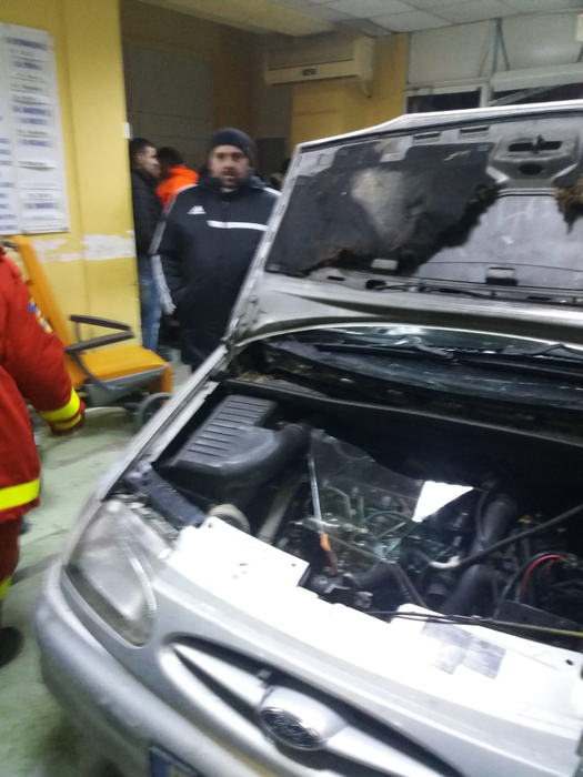 Un bărbat a intrat cu maşina în uşile de acces ale Spitalului Judeţean Craiova. Trei persoane au fost rănite. Șoferul a fost reținut