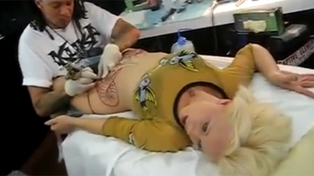 VIDEO Reactia BIZARA a acestei femei cand e tatuata in zona intima! "Oare la ce se gandeste cand face ASTA?"