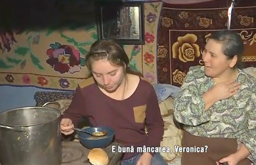 Ieri nimeni nu o știa, acum e vedetă la Acces Direct, pe canapea! Cum arăta Vulpița la prima apariție pe sticlă și care e numele ei real