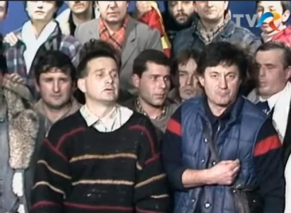 Mircea Dinescu, aici alături de Ion Caramitru, imediat după căderea regimului lui Nicolae Ceaușescu, în decembrie 1989 / Sursă foto: captură video