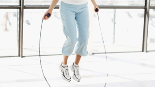 Ioana Ginghina te invata cum sa sari coarda! Combina tonifierea cu exercitiile cardio dupa indicatiile ei!