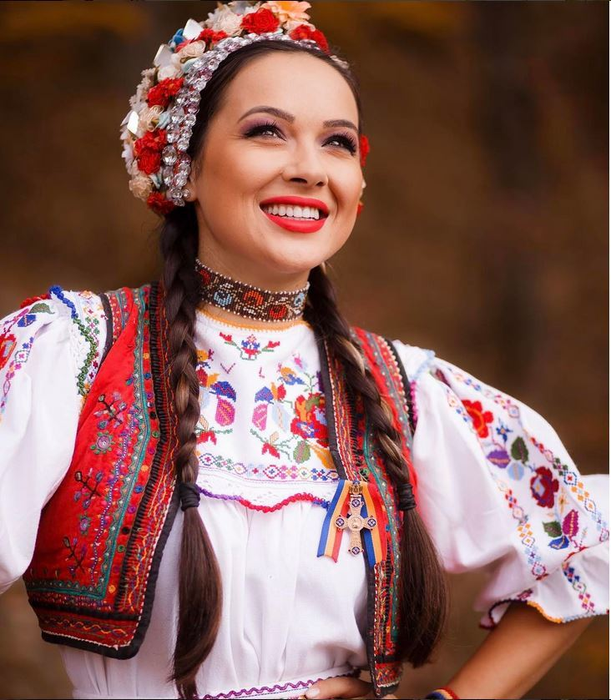 Vlăduţa Lupău, în costum popular