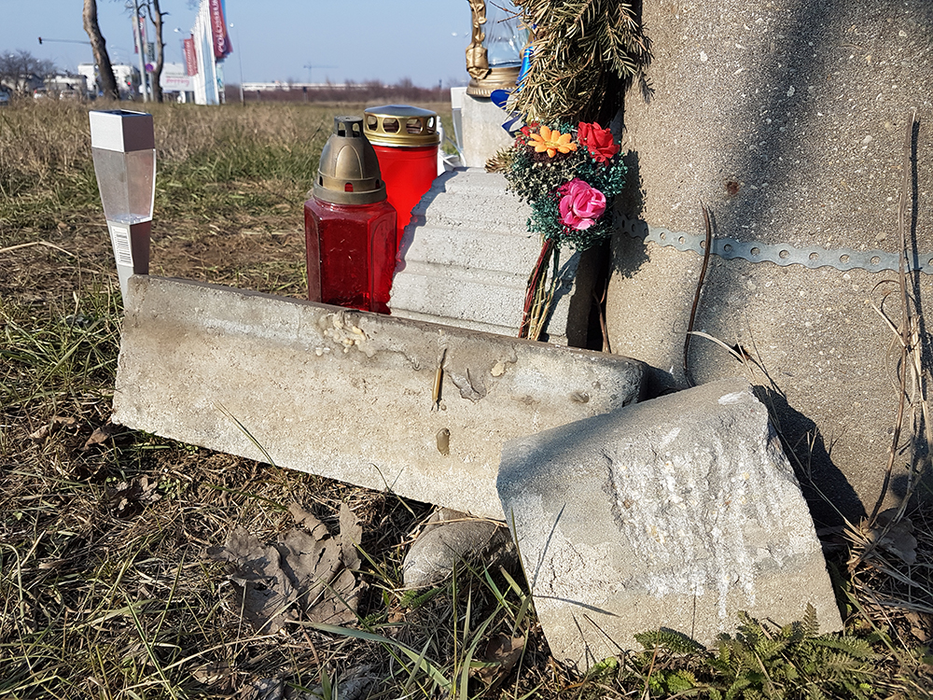 Altar improvizat la locul în care Dani Vicol și-a găsit sfârșitul