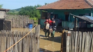 Zeci de oameni au fost evacuați din calea apelor, în Mehedinți