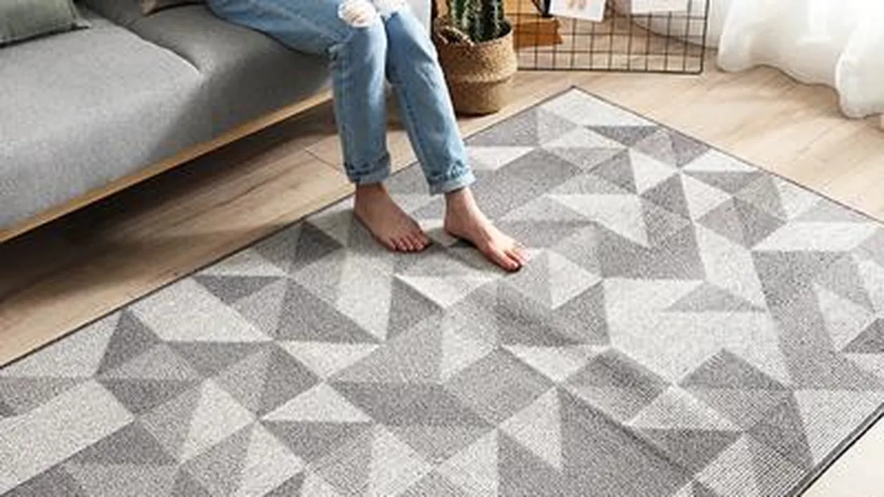 Dermatologul e ferm: e obligatoriu să faci asta când vii de la cumpărături, pentru a evita COVID-19