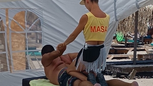 Câți lei costă 30 minute de masaj, pe o plajă din Vama Veche. Turiștii au crezut că nu văd bine