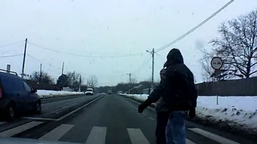 VIDEO Se întâmplă în România! Au rămas încremeniţi pe trecerea de pietoni când au văzut ce face un şofer grăbit