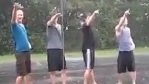VIDEO Cel mai tare video cu uraganul "Irene"! Vezi cum s-au distrat americanii si ce au facut unii in timpul ploii si a vijeliei