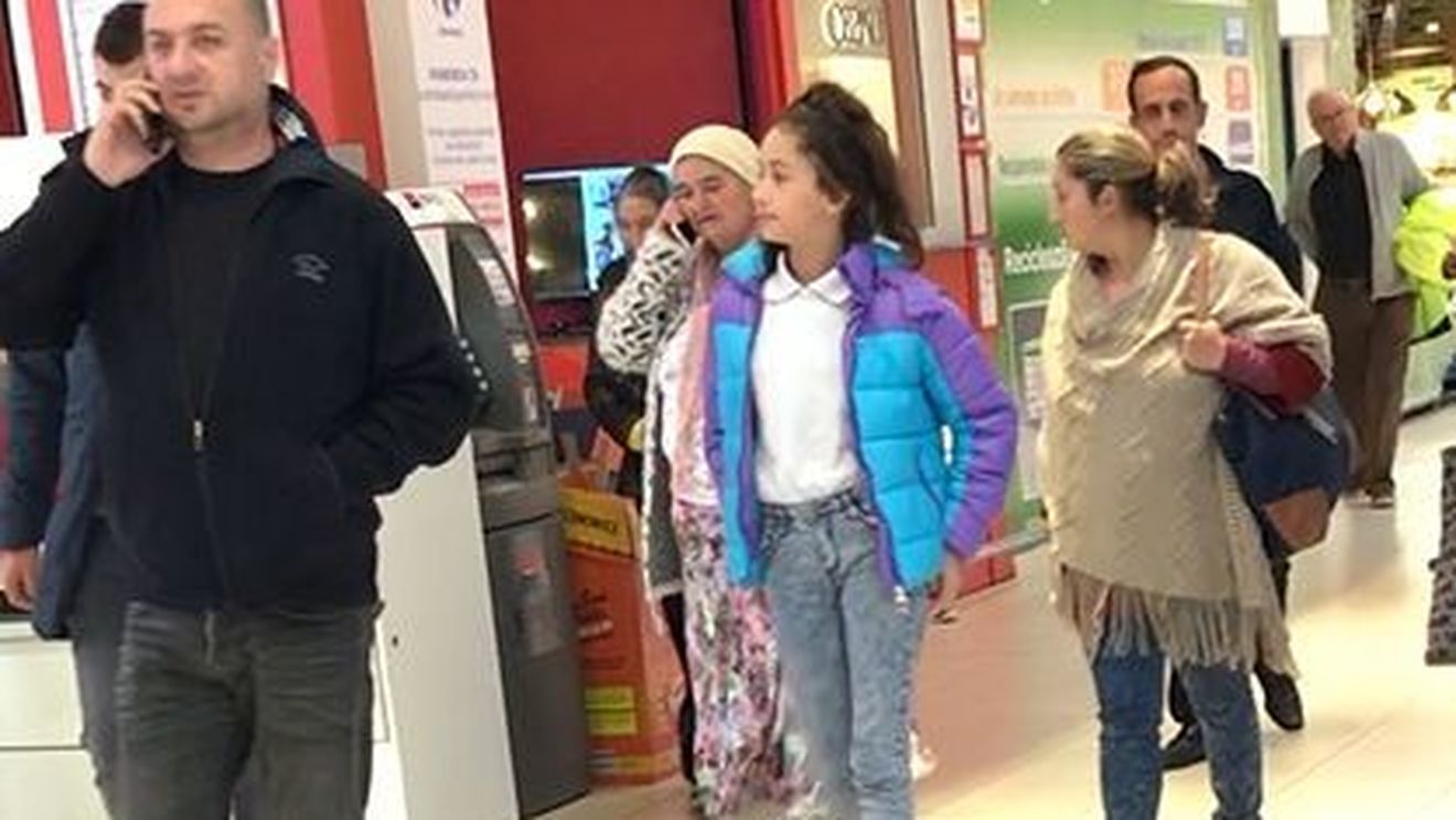 Avem imaginile! Bulibaşa Leo a năvălit cu familia în mall! Cât a ”spart” prin magazine