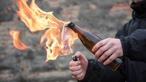 Un ieșean s-a trezi cu un cocktail Molotov în curtea casei! A fost atacat de un alt bărbat, din cauza unei complicații amoroase