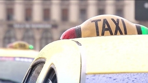 Un bărbat acuză un taximetrist că ar fi refuzat să ducă cu mașina o fetiță cu autism. „Nu duc handicapaţi”