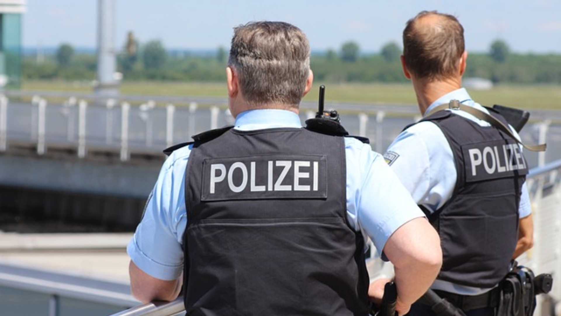 Poliția din Germania a oprit un român pe autostradă pentru un control de rutină. Când l-au verificat, nu le-a venit să creadă ce noroc au avut. Ce făcuse bărbatul