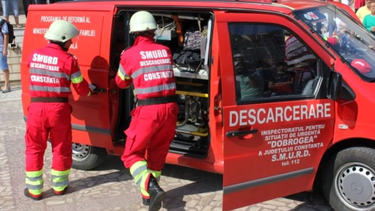 Un taxi a luat foc la Constanța după ce a intrat într-un microbuz cu 10 pasageri