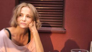 Cine o relansează în plan amoros pe Lia Bugnar? ”Paparazzi” cu scriitoarea în compania lui Nikos, un grec sexi!