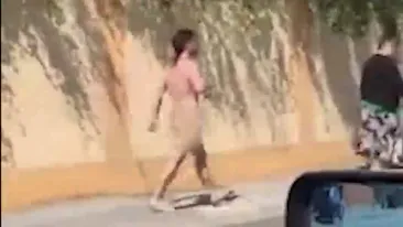 VIDEO Imagini halucinante în Pitești! Un bărbat umblă gol pușcă pe stradă și pare să nu fie deranjat de nimic